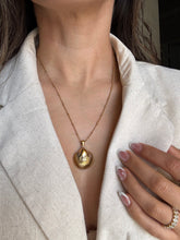 Load image into Gallery viewer, Golden Shell - Necklace

