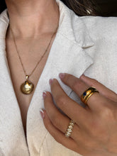 Load image into Gallery viewer, Golden Shell - Necklace
